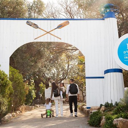 Travel Hotel Gesher Haziv Buitenkant foto