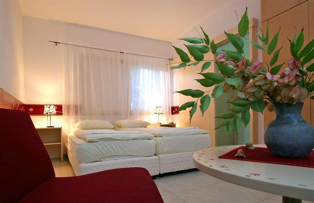 Travel Hotel Gesher Haziv Buitenkant foto